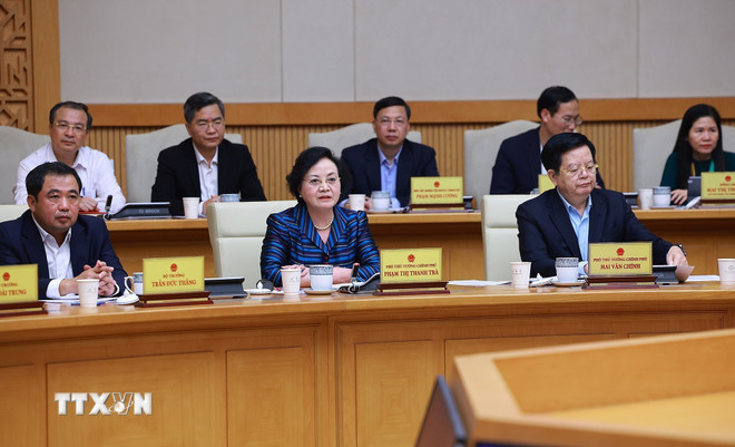 Các Phó Thủ tướng và đại diện các bộ, ngành, cơ quan thuộc Chính phủ tham dự cuộc họp đánh giá tình hình Tết Nguyên đán Bính Ngọ. Ảnh: TTXVN