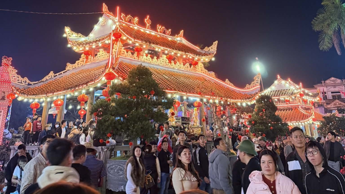 Không khí lễ hội rộn ràng, đậm đà bản sắc văn hóa dân tộc.