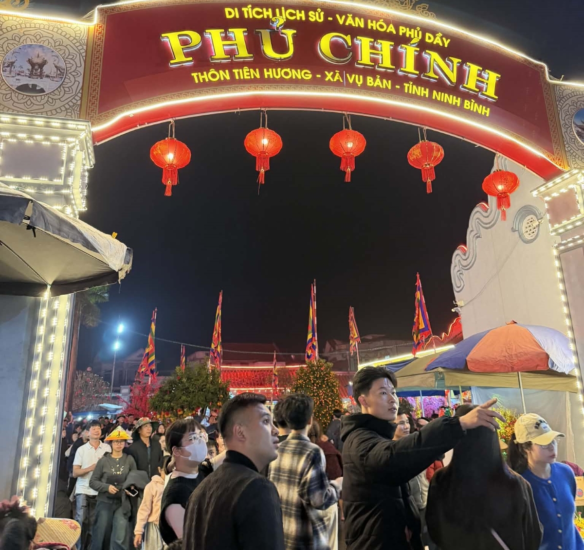 Người dân dâng hương tại quần thể di tích Phủ Dầy trước khi vào chợ.