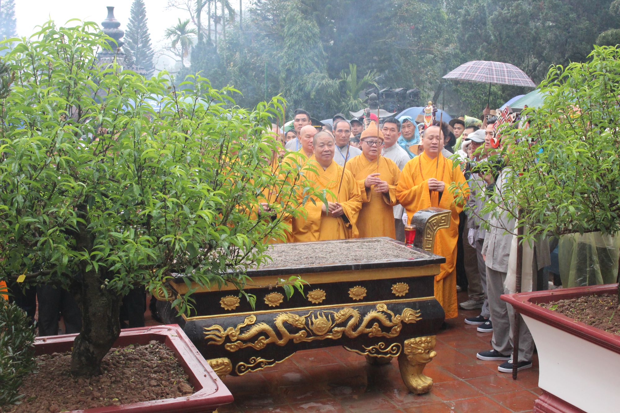 Niêm hương khai hội Chùa Hương. Ảnh: Chu Khôi.