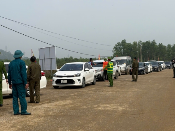 Ngay từ mùng 1 Tết các lực lượng chức năng xã Tân Ninh đã triển khai phương án bảo đảm an ninh trật tự tại Đền Nưa - Am Tiên