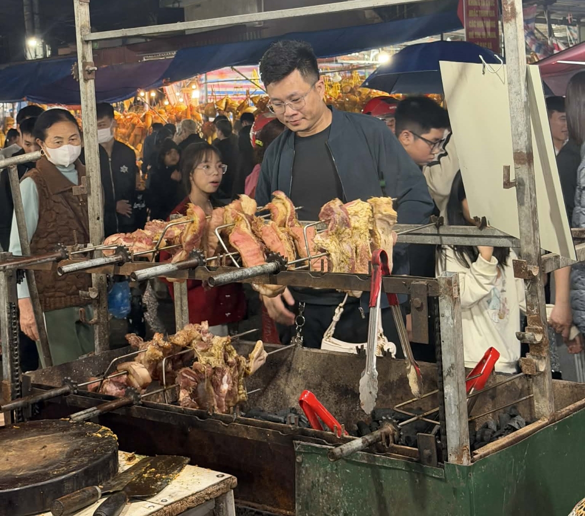 Khu vực ẩm thực dân gian với nhiều món ăn đặc trưng vùng Đồng bằng Bắc Bộ.