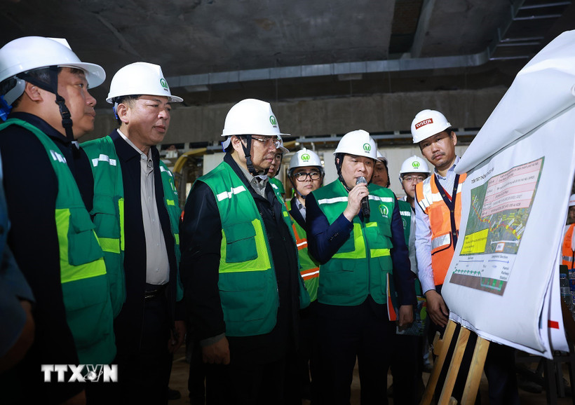 Thủ tướng Phạm Minh Chính kiểm tra tiến độ thi công Dự án tuyến đường sắt đô thị số 3, đoạn Nhổn-Ga Hà Nội. Ảnh: TTXVN
