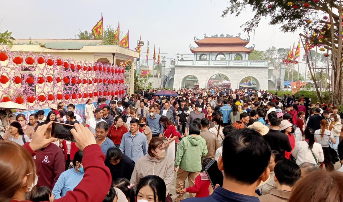 Đền Phủ Na là điểm đến hút khách du lịch những ngày đầu năm mới