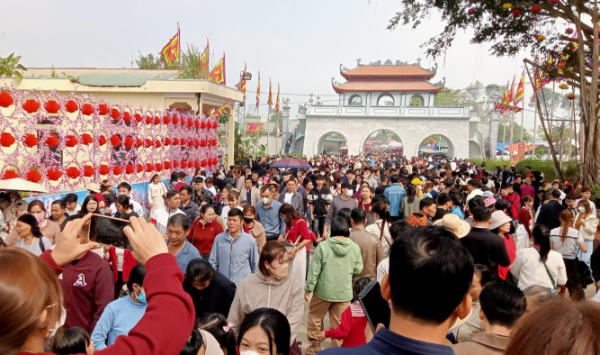 Đền Phủ Na là điểm đến hút khách du lịch những ngày đầu năm mới