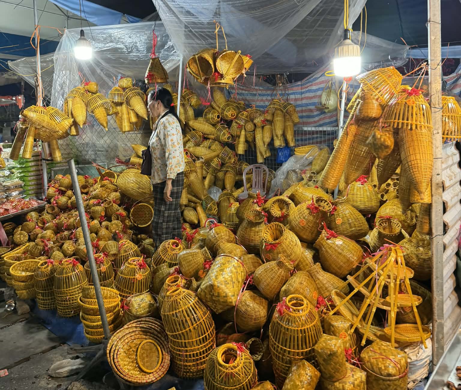 Các gian hàng mây tre đan, đồ gỗ mỹ nghệ được trưng bày bắt mắt.