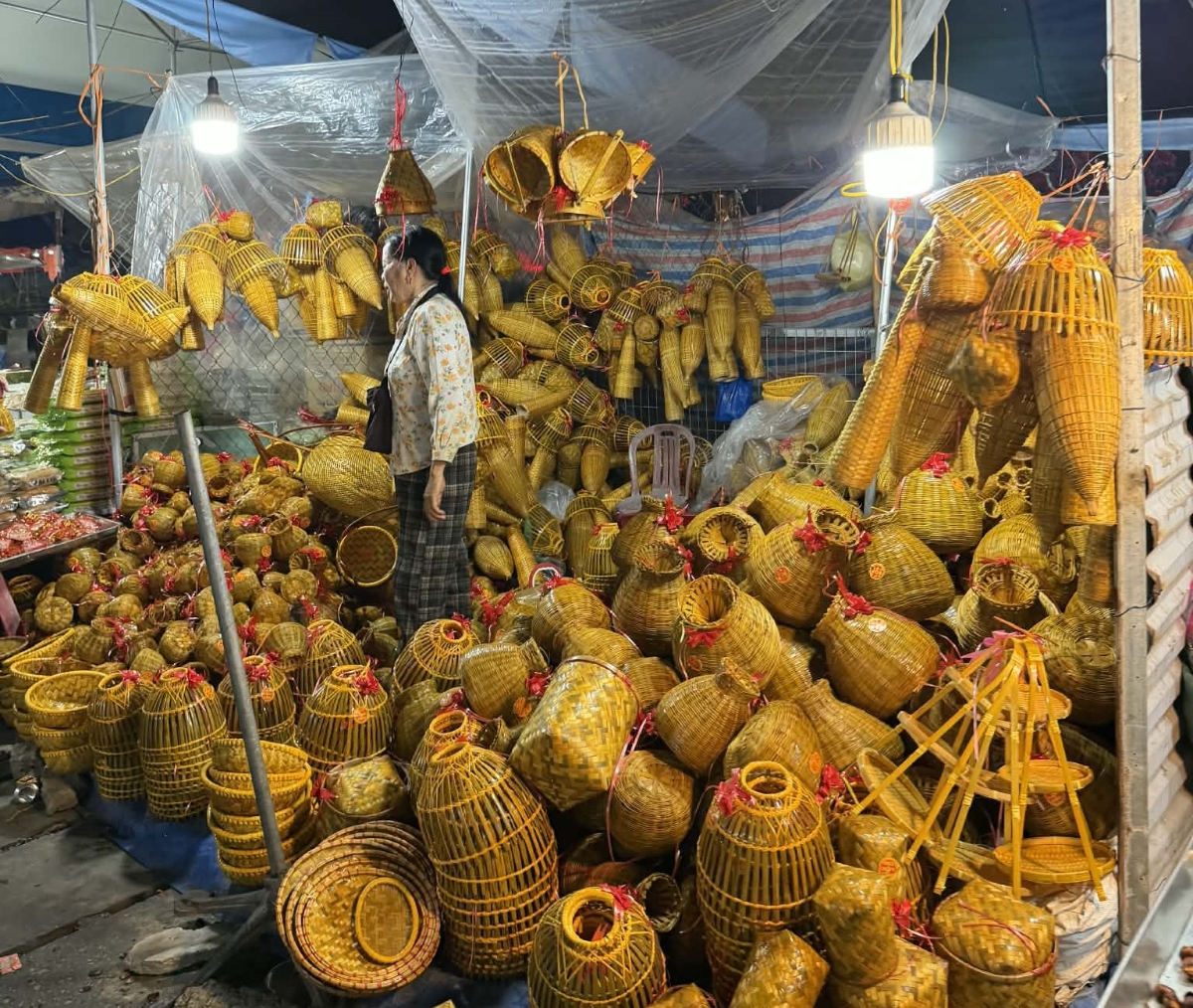 Các gian hàng mây tre đan, đồ gỗ mỹ nghệ được trưng bày bắt mắt.