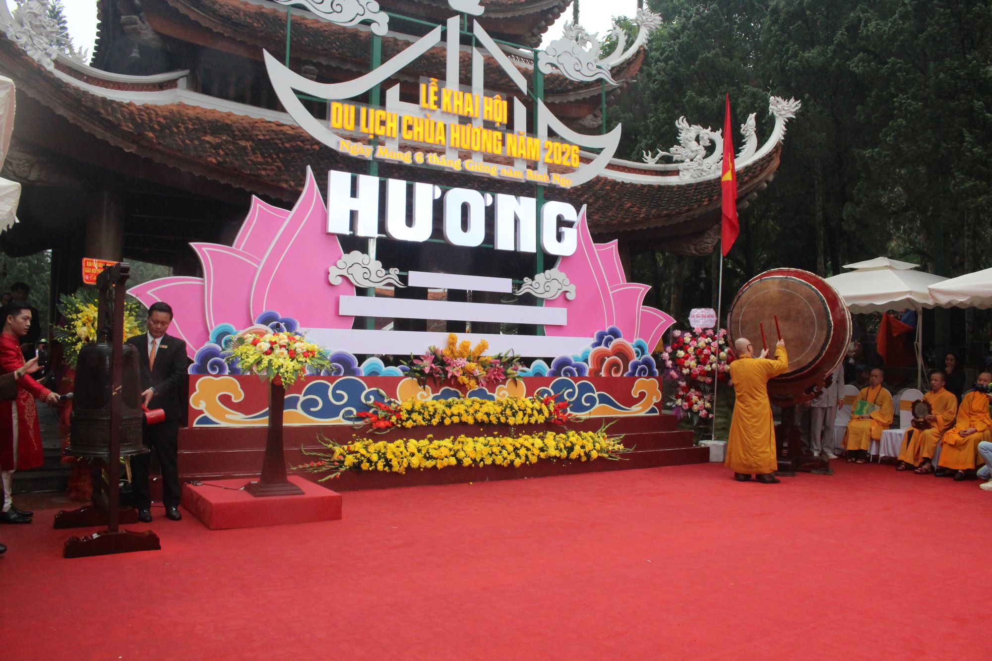 Ông Trần Đức Hải thỉnh chuông và Thượng tọa Thích Minh Hiền dóng trống khai hội. Ảnh: Chu Khôi.
