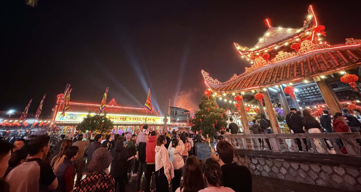 Ánh đèn rực sáng suốt đêm tại phiên chợ độc đáo bậc nhất Đồng bằng Bắc Bộ.