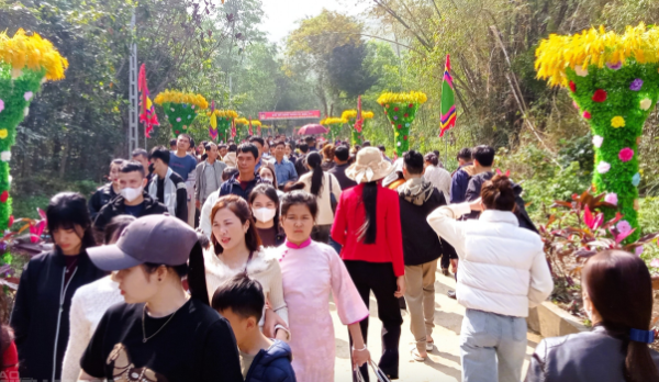 Mùa du xuân năm nay, các di tích, danh thắng tại Thanh Hóa không chỉ thu hút đông đảo du khách mà còn tạo ấn tượng bởi công tác tổ chức bài bản, nền nếp