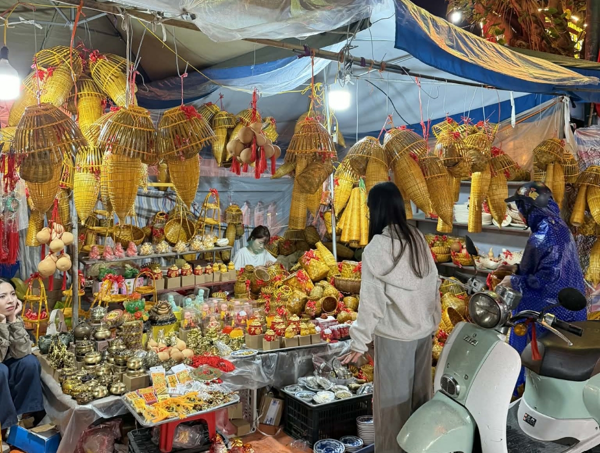 Các gian hàng nông cụ truyền thống thu hút đông đảo người dân và du khách.