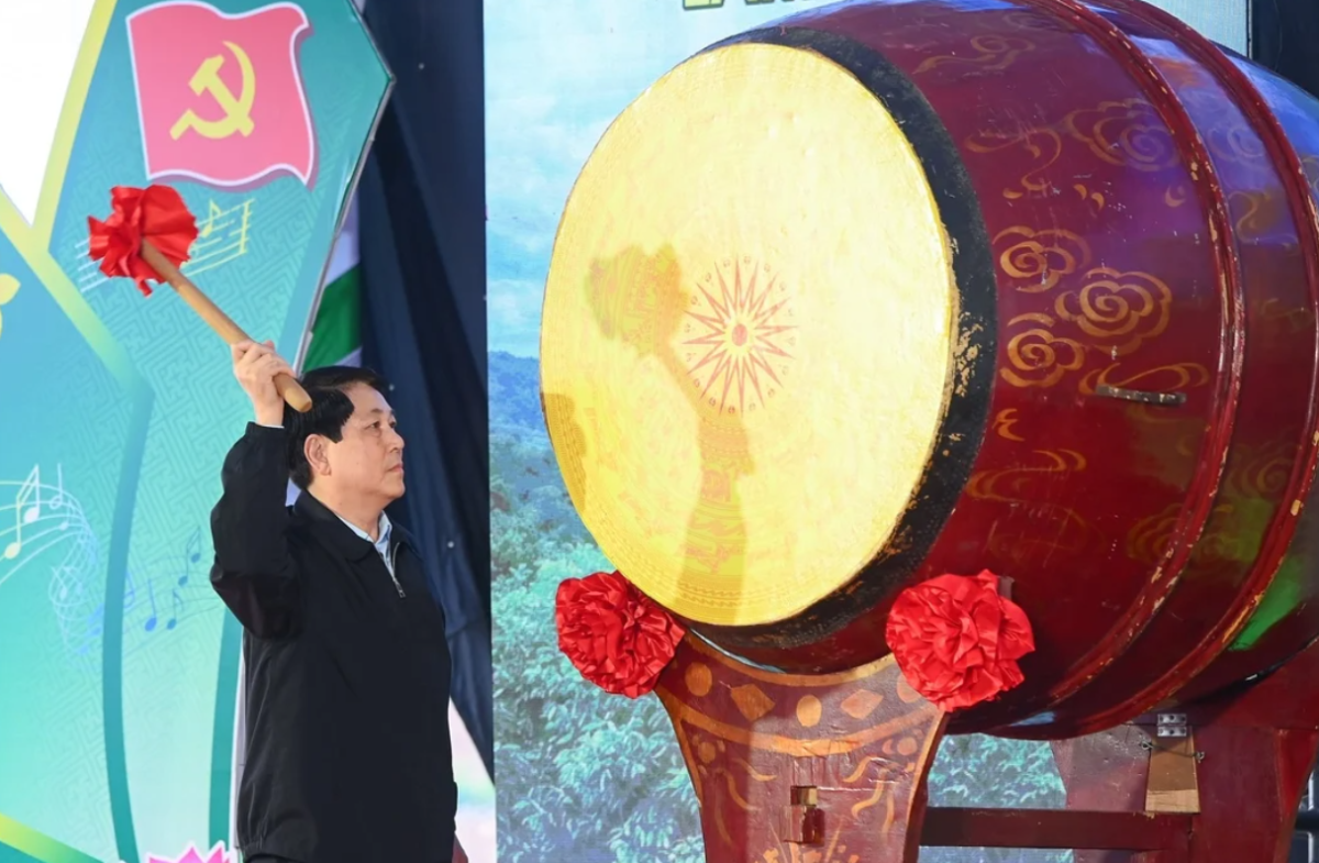 Chủ tịch nước đánh trống phát động Tết trồng cây.