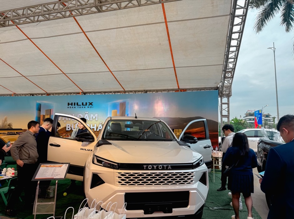 <i>Hilux hoàn toàn mới thu hút đông đảo khách hàng tại chuỗi sự kiện đại lý.</i>