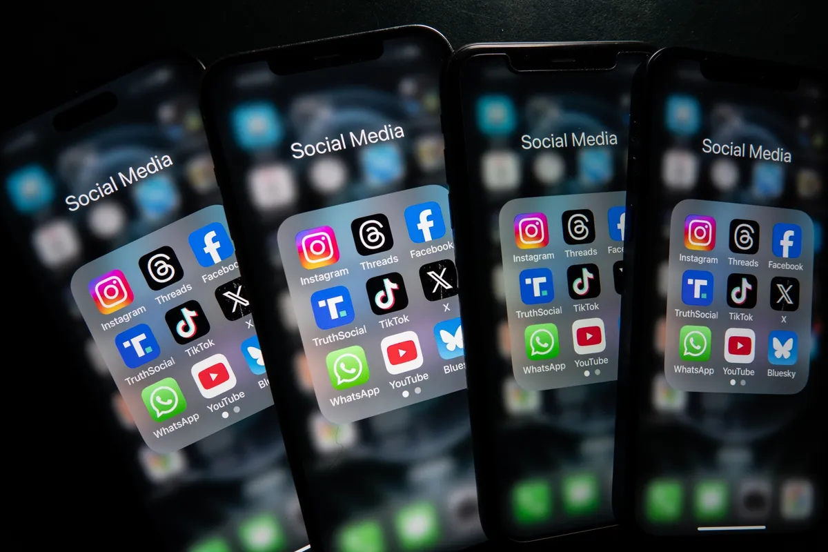 Khoảng 10 ứng dụng hiện nằm trong diện áp dụng giới hạn độ tuổi tại Úc. Ảnh: Bloomberg