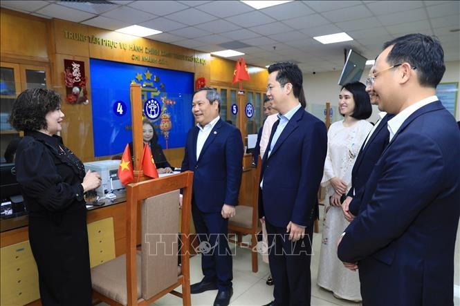 Chủ tịch UBND thành phố Hà Nội Vũ Đại Thắng kiểm tra công tác tiếp nhận, giải quyết thủ tục hành chính tại Trung tâm Phục vụ hành chính công thành phố Hà Nội – Chi nhánh số 3. Ảnh: TTXVN 