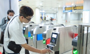 Hệ thống metro đã thí điểm thanh toán không tiếp xúc bằng thẻ ngân hàng tích hợp trên điện thoại