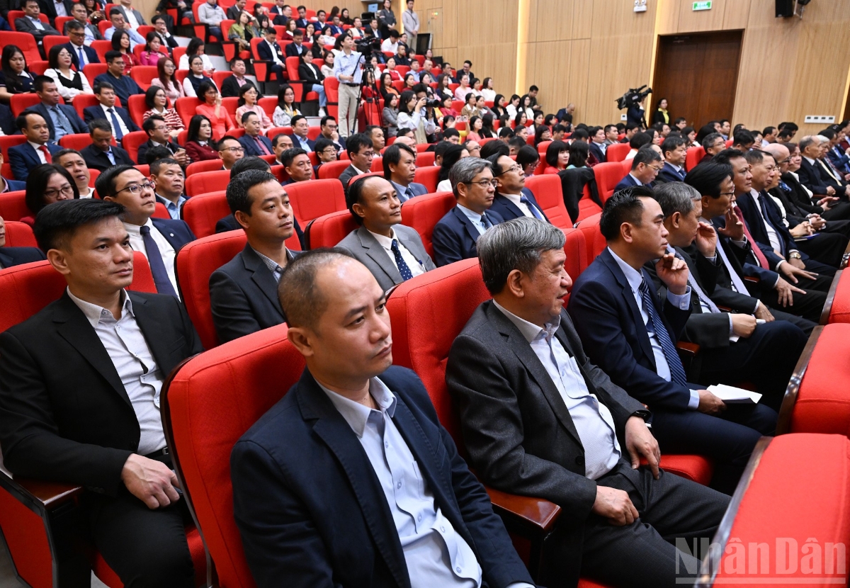 Các đại biểu tham dự buổi làm việc. Ảnh: Nhân Dân