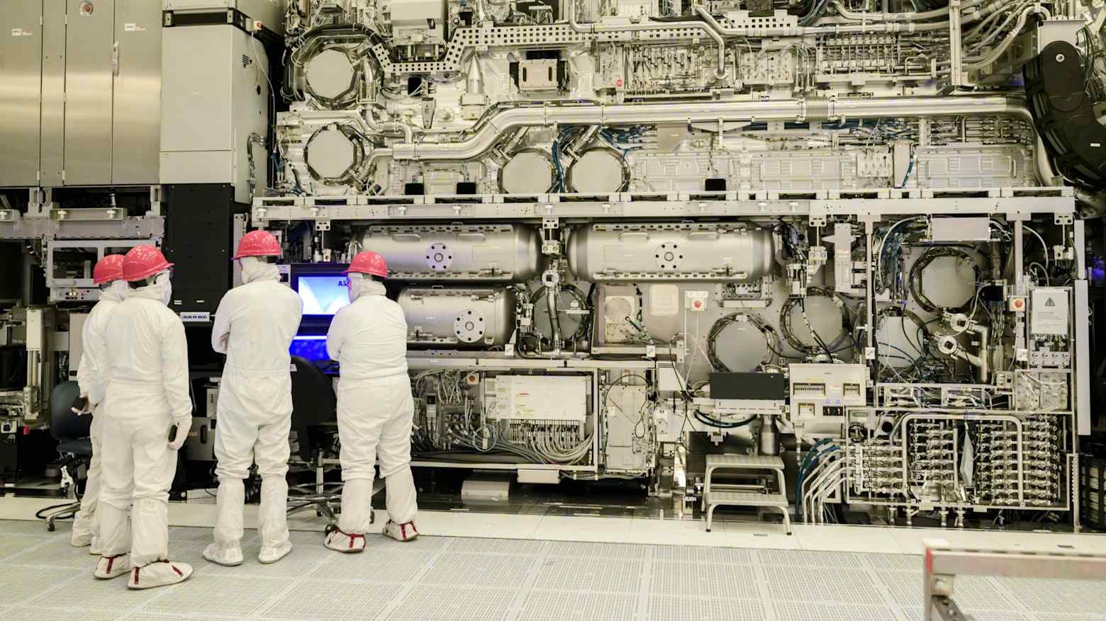 Công ty sản xuất dụng cụ chip ASML Holding của Hà Lan dự kiến ​​doanh thu sẽ tăng trưởng trong quý này nhờ doanh số bán mạnh mẽ các thiết bị tiên tiến của mình. 