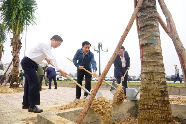 Lãnh đạo tỉnh Quảng Trị tham gia trồng cây tại Đồng Hới. Ảnh: Trường Nhật