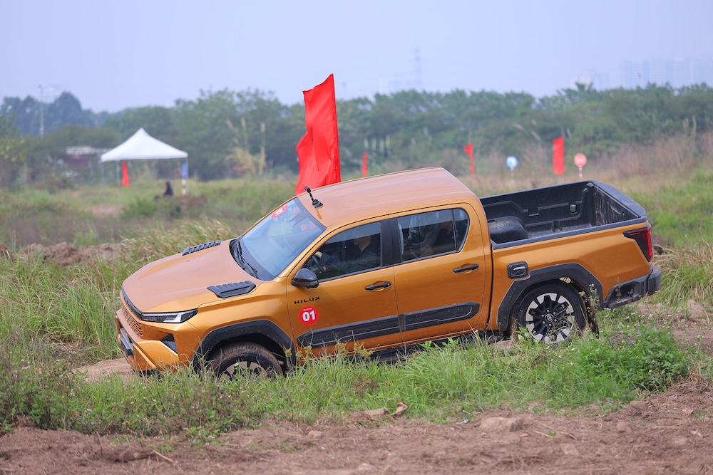 <i>Hilux 2026 giữ vững sự bền bỉ và khả năng chinh phục mọi địa hình.</i>
