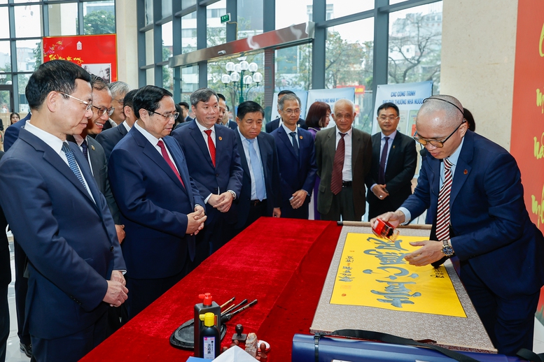 Thủ tướng Phạm Minh Chính tham quan không gian trưng bày về Hán Nôm tại Viện Hàn lâm Khoa học xã hội Việt Nam - Ảnh: VGP