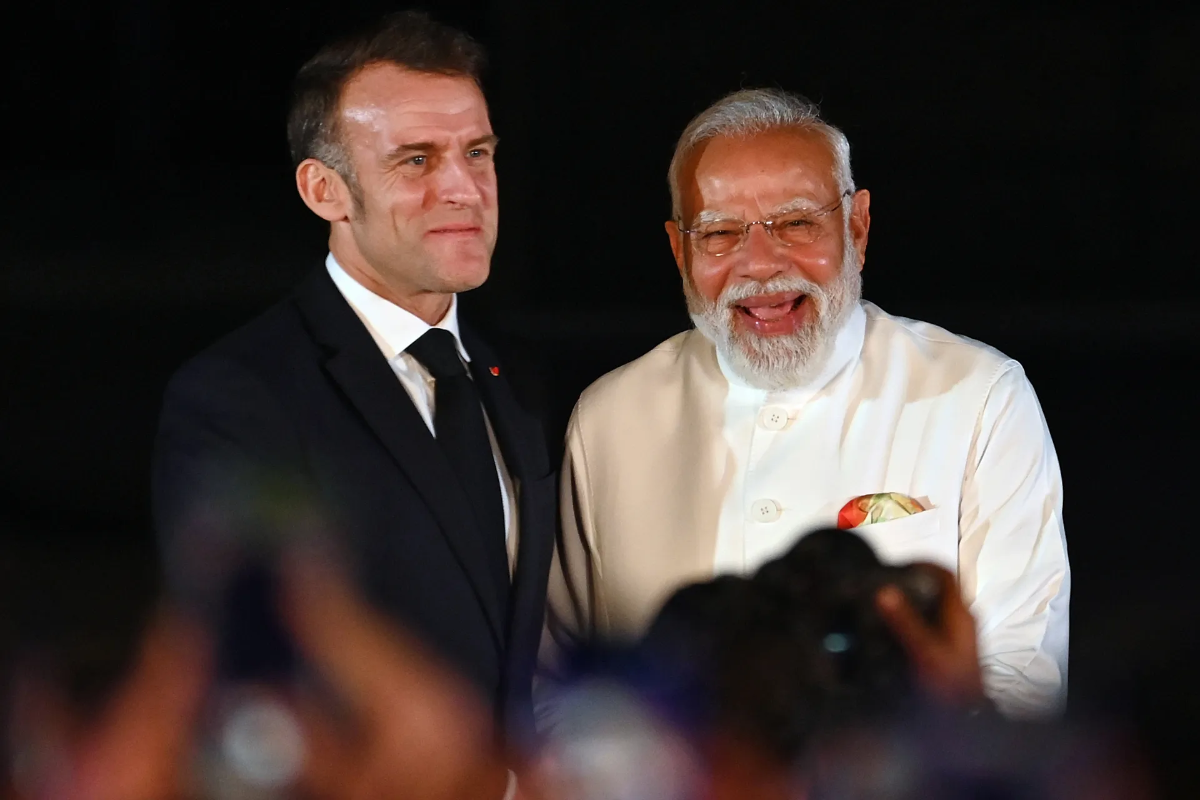 Thủ tướng Narendra Modi đứng cùng Tổng thống Pháp Emmanuel Macron