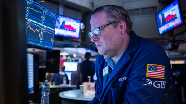 Chứng khoán Mỹ “đỏ lửa” vì mối lo AI và thuế quan, giá giảm trong lúc chờ tin Iran