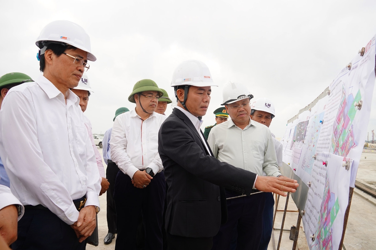 Bí thư Tỉnh ủy Quảng Trị Nguyễn Văn Phương kiểm tra thực địa tại công trường Khu bến cảng Mỹ Thủy ngày 24/02.