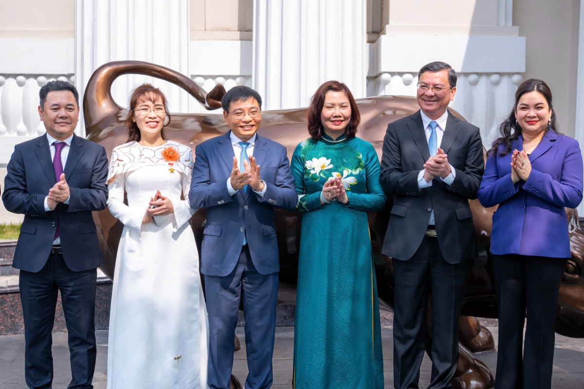 Các đại biểu tại lễ ra mắt bảng tên mới của Sở và linh vật biểu tượng của thị trường chứng khoán Việt Nam. (Từ trái qua) ông Ngọc Cảnh, Phó Thống đốc NHNN; bà Nguyễn Phương Thảo-Chủ tịch HDQT Vietjet Air; ông Nguyễn Văn Thắng -Bộ trưởng Bộ Tài chính; bà Vũ Thị Chân Phương-Chủ tịch UBCKNN; ông Nguyễn Công Vinh-Phó Chủ tịch UBND TP.HCM; bà Nguyễn Thanh Phượng-Chủ tịch Chứng khoán Vietcap (VCI).