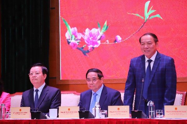Bộ trưởng Nguyễn Văn Hùng báo cáo tại buổi làm việc.