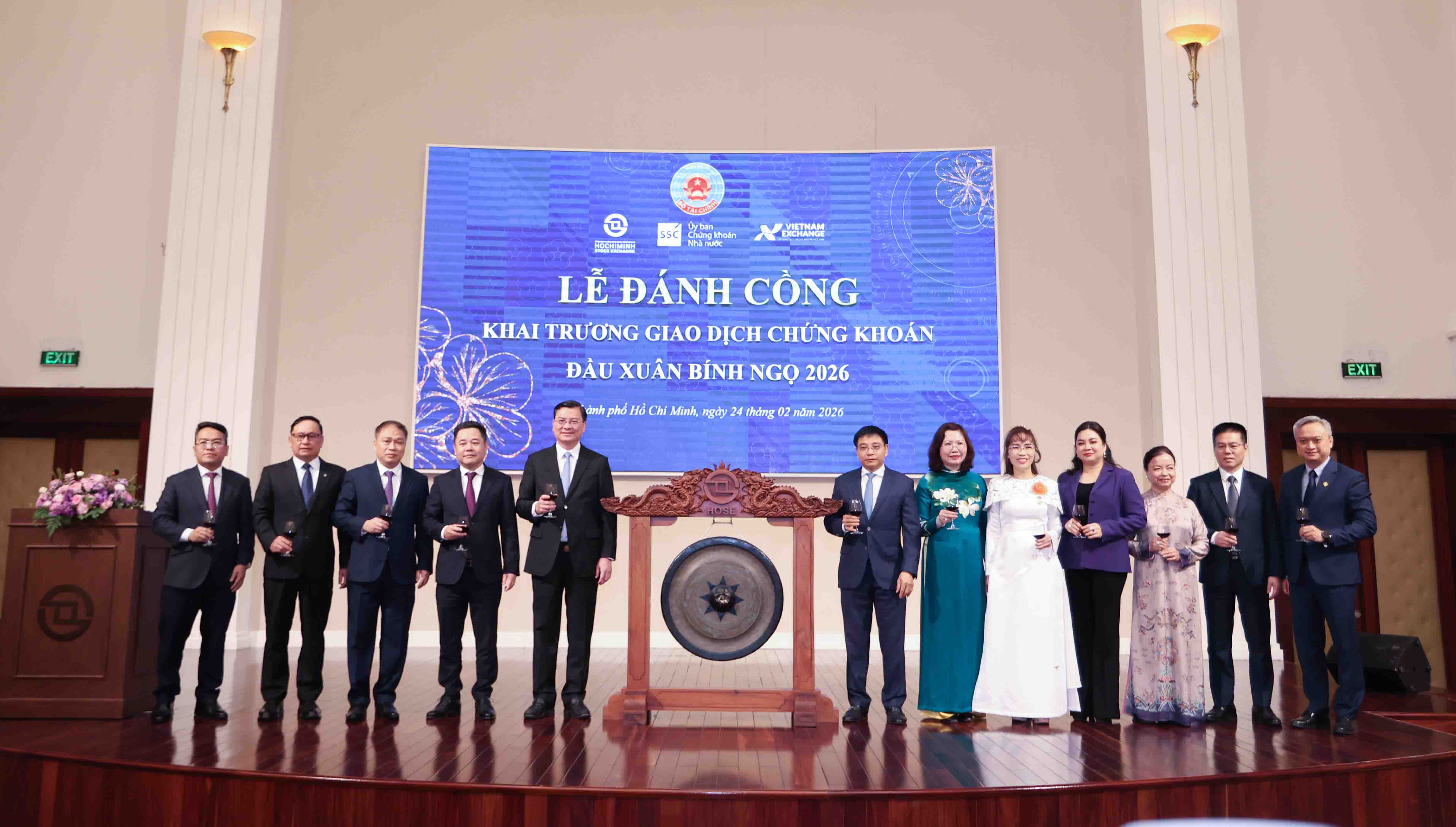 Bộ trưởng Bộ Tài chính Nguyễn Văn Thắng và các đại biểu tại lễ đánh cồng khai trương giao dịch chứng khoán đầu Xuân 2026.