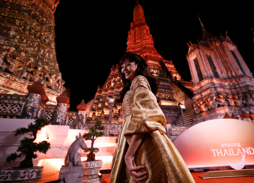 Ngôi sao K-pop Lisa (Blackpink) đến dự đêm sự kiện Amazing Thailand Ambassador Exclusive Night tại chùa Wat Arun ở Bangkok vào ngày 28/1.