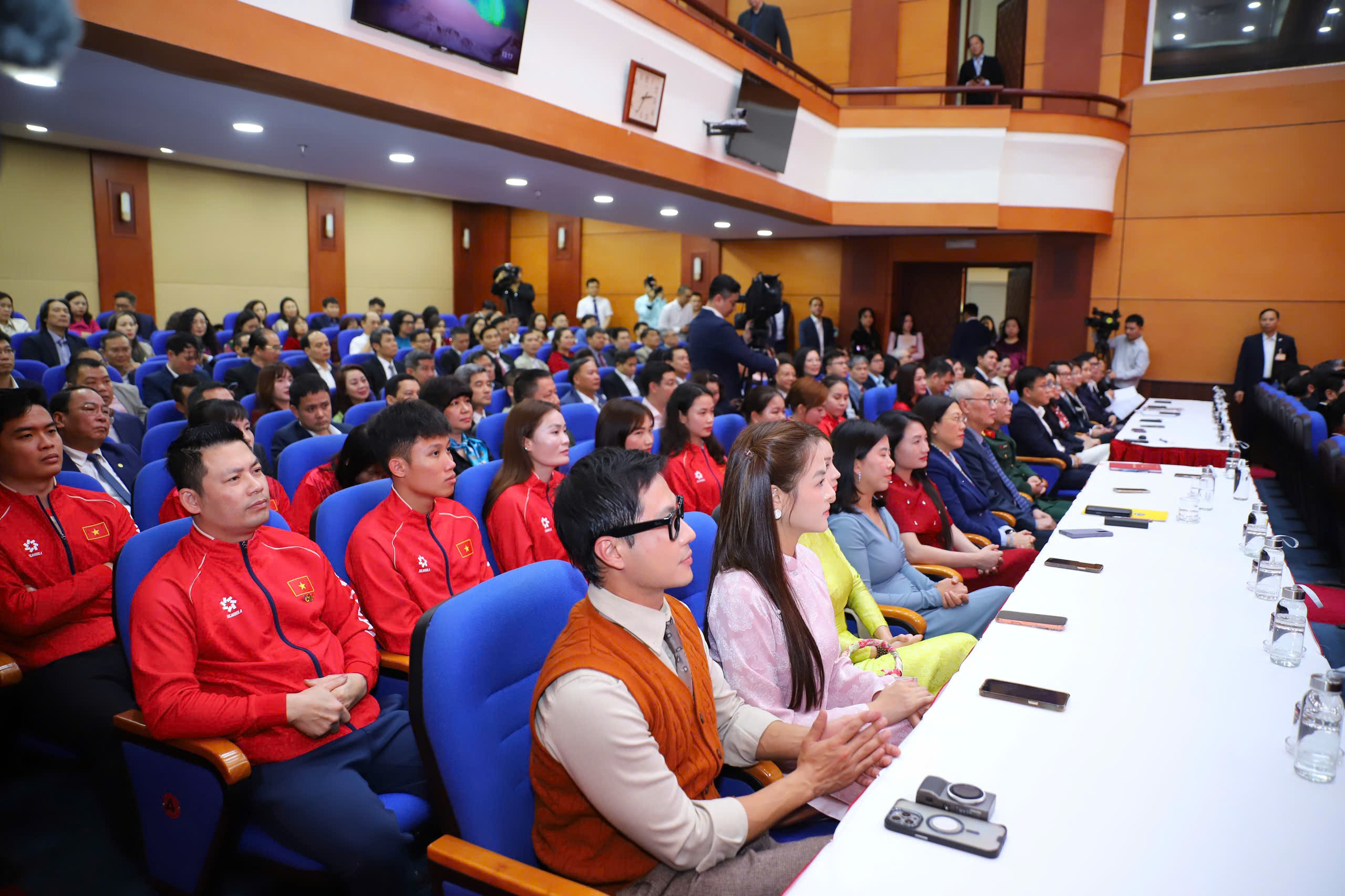 Các đại biểu dự buổi gặp mặt.