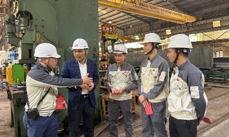 Liên đoàn Lao động Hà Nội kiểm tra tình hình sản xuất tại các doanh nghiệp sau Tết. Ảnh: N.Ánh.