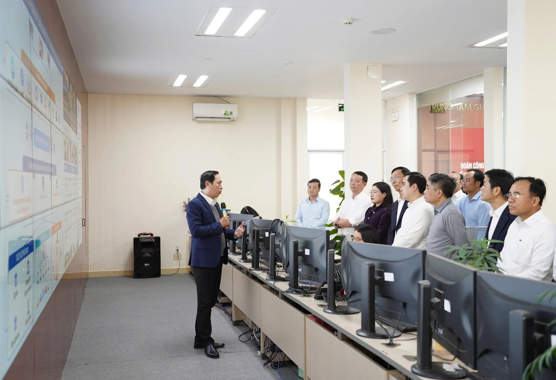 Đoàn công tác tỉnh Hà Tĩnh tham quan tại Trung tâm Giám sát, điều hành đô thị thông minh (IOC) thành phố Huế