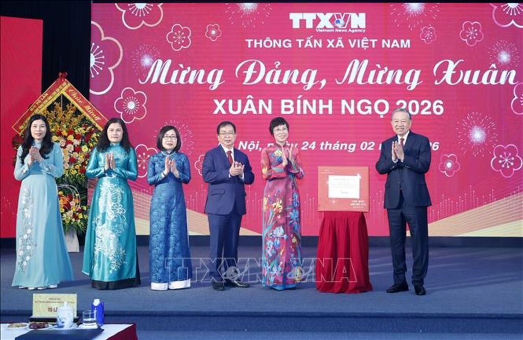 Tổng Bí thư Tô Lâm tặng quà cho cán bộ, phóng viên, biên tập viên, người lao động Thông tấn xã Việt Nam. Ảnh: TTXVN