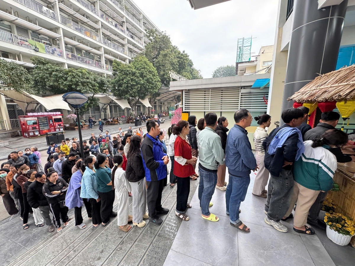 Các nhóm thiện nguyện&nbsp;tổ chức thăm hỏi, tặng quà tới người bệnh có hoàn cảnh khó khăn đang điều trị tại Bệnh viện Bạch Mai trong dịp Tết Nguyên đán.