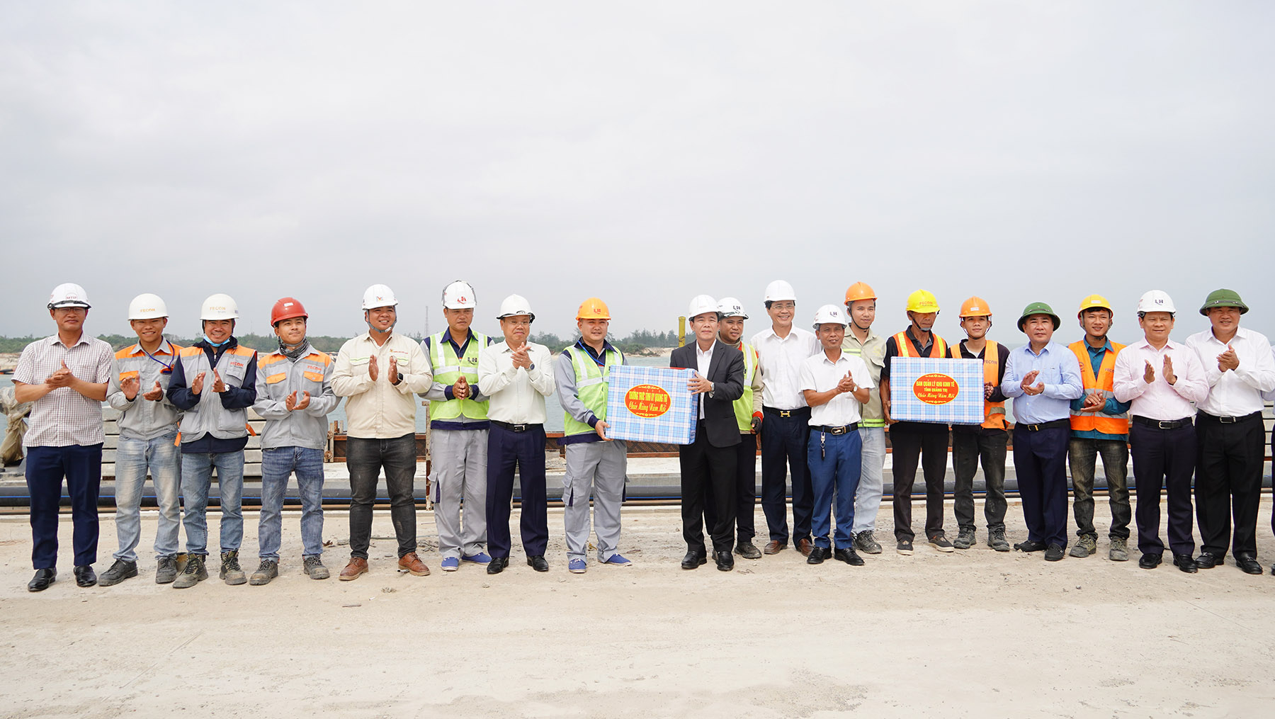 Bí thư Tỉnh ủy Nguyễn Văn Phương tặng quà, động viên các kỹ sư, công nhân đang ngày đêm thi công trên công trường