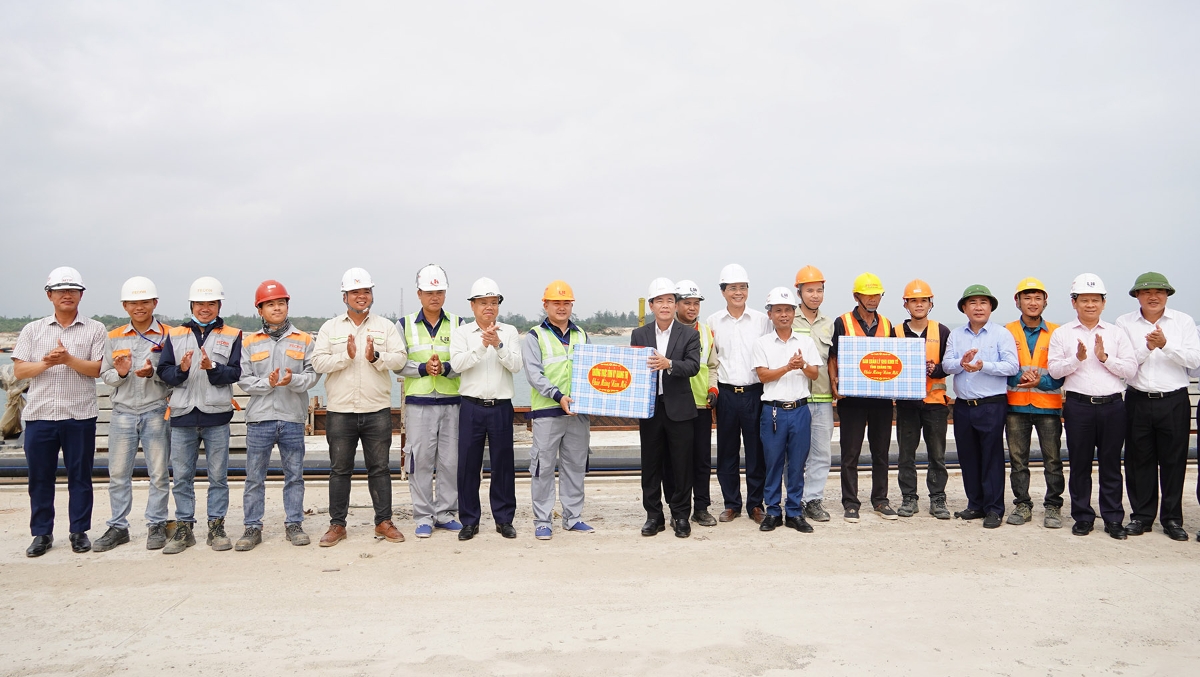 Bí thư Tỉnh ủy Nguyễn Văn Phương tặng quà, động viên các kỹ sư, công nhân đang ngày đêm thi công trên công trường