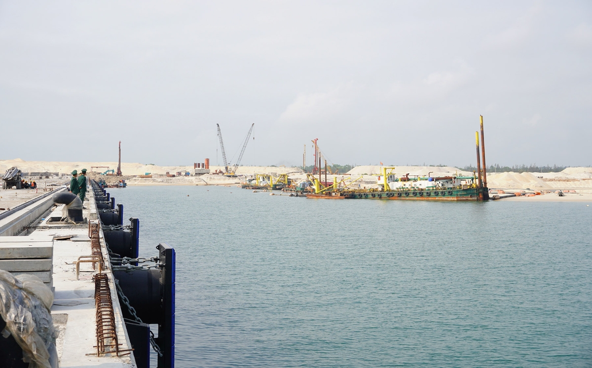 Toàn cảnh khu vực thi công bến số 1 và số 2 của Khu bến cảng Mỹ Thủy