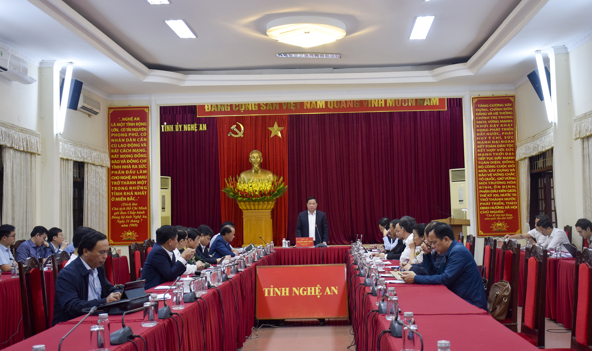 Quang cảnh cuộc họp