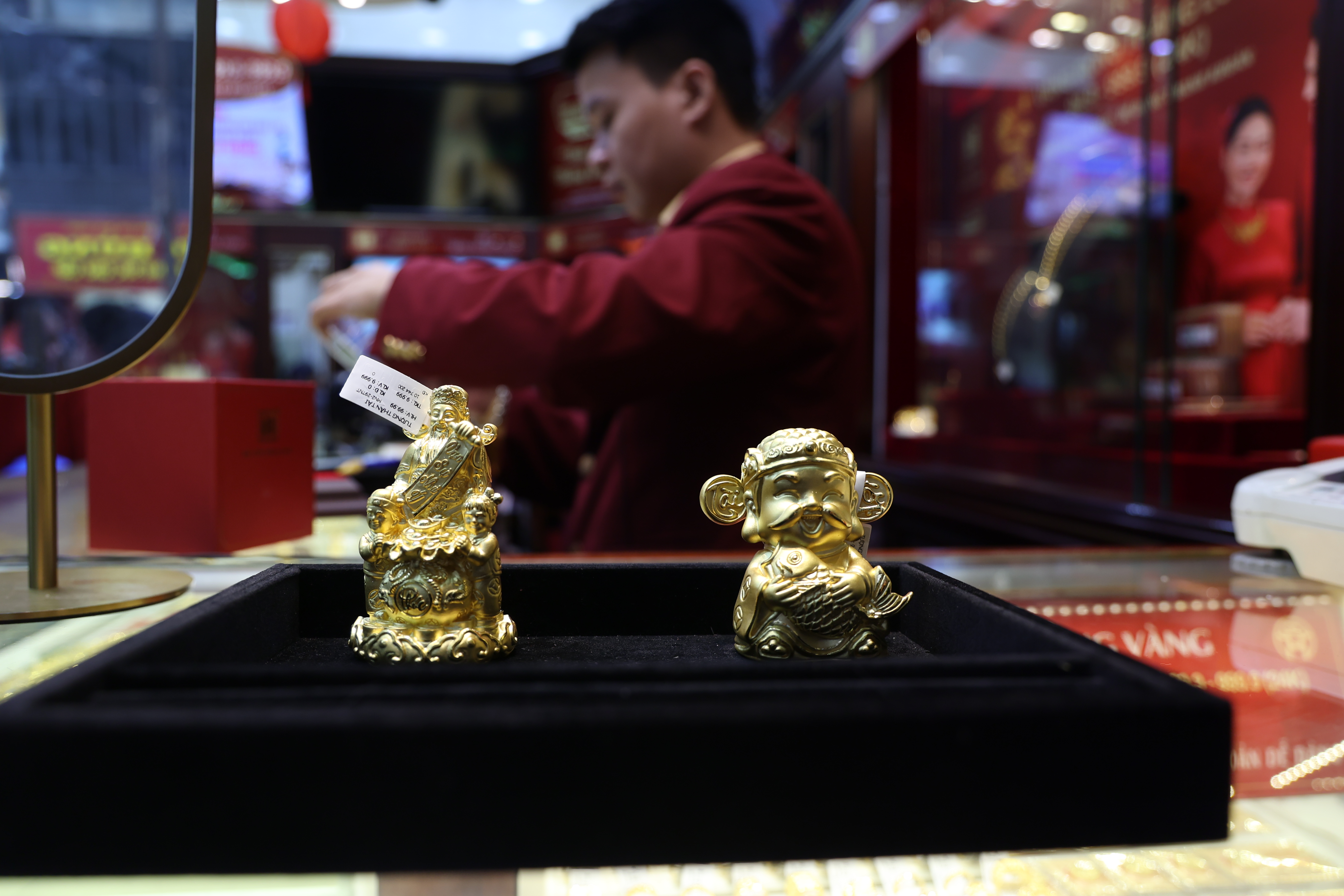 Đến sáng ngày 25/2, trời đổ mưa vẫn không ngăn được dòng người đổ về các "phố vàng" tại Hà Nội.