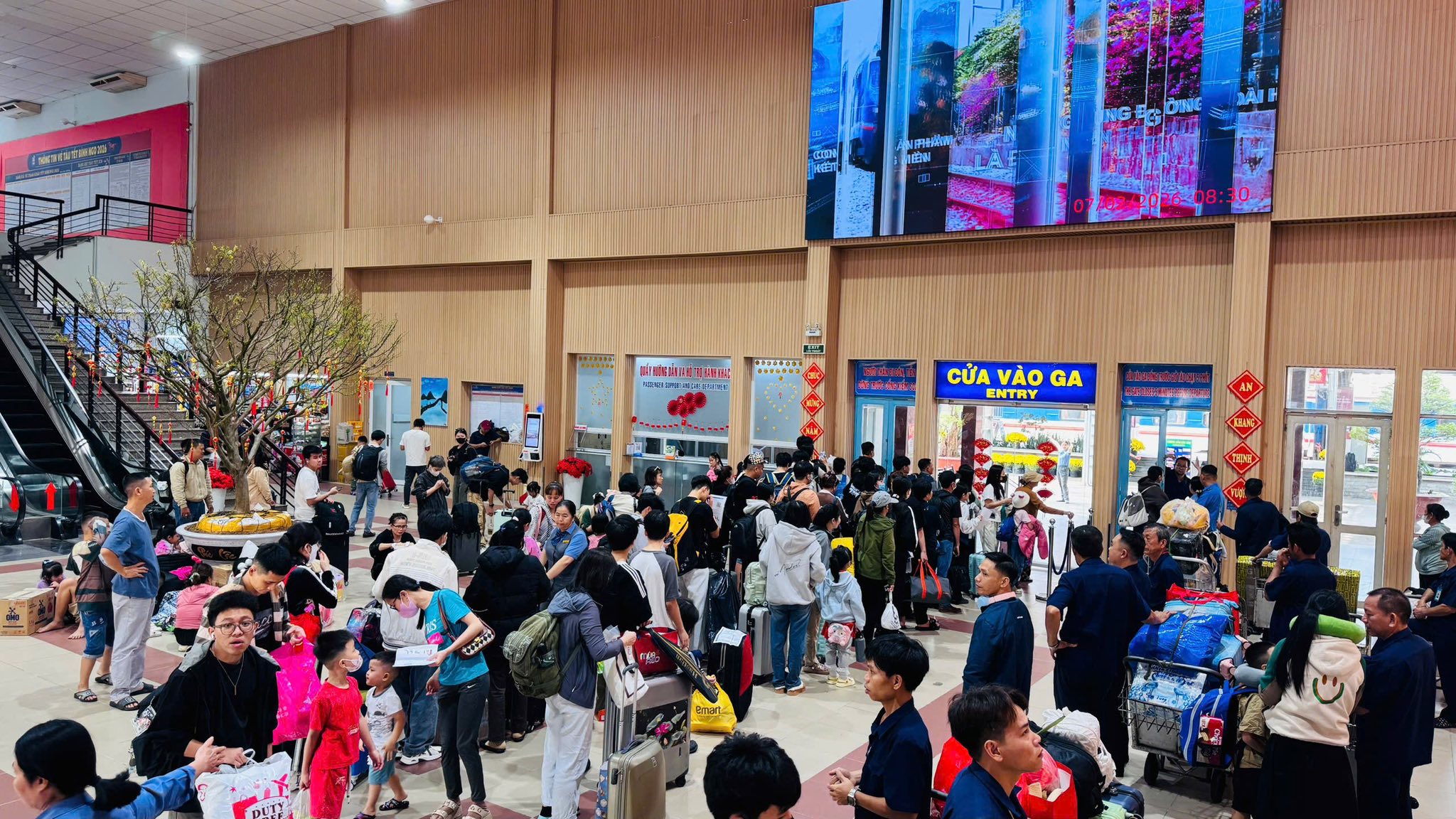 Hiện nhiều chuyến tàu Thống Nhất mang số hiệu SE khởi hành buổi tối đã hết vé giường nằm.