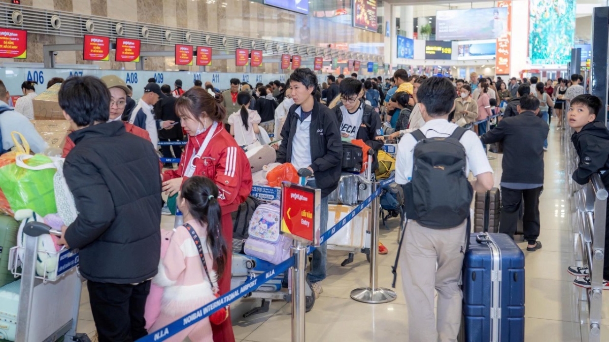 Chặng bay Hà Nội&nbsp;- TP.HCM, các hãng đều khan hiếm vé hạng phổ thông.