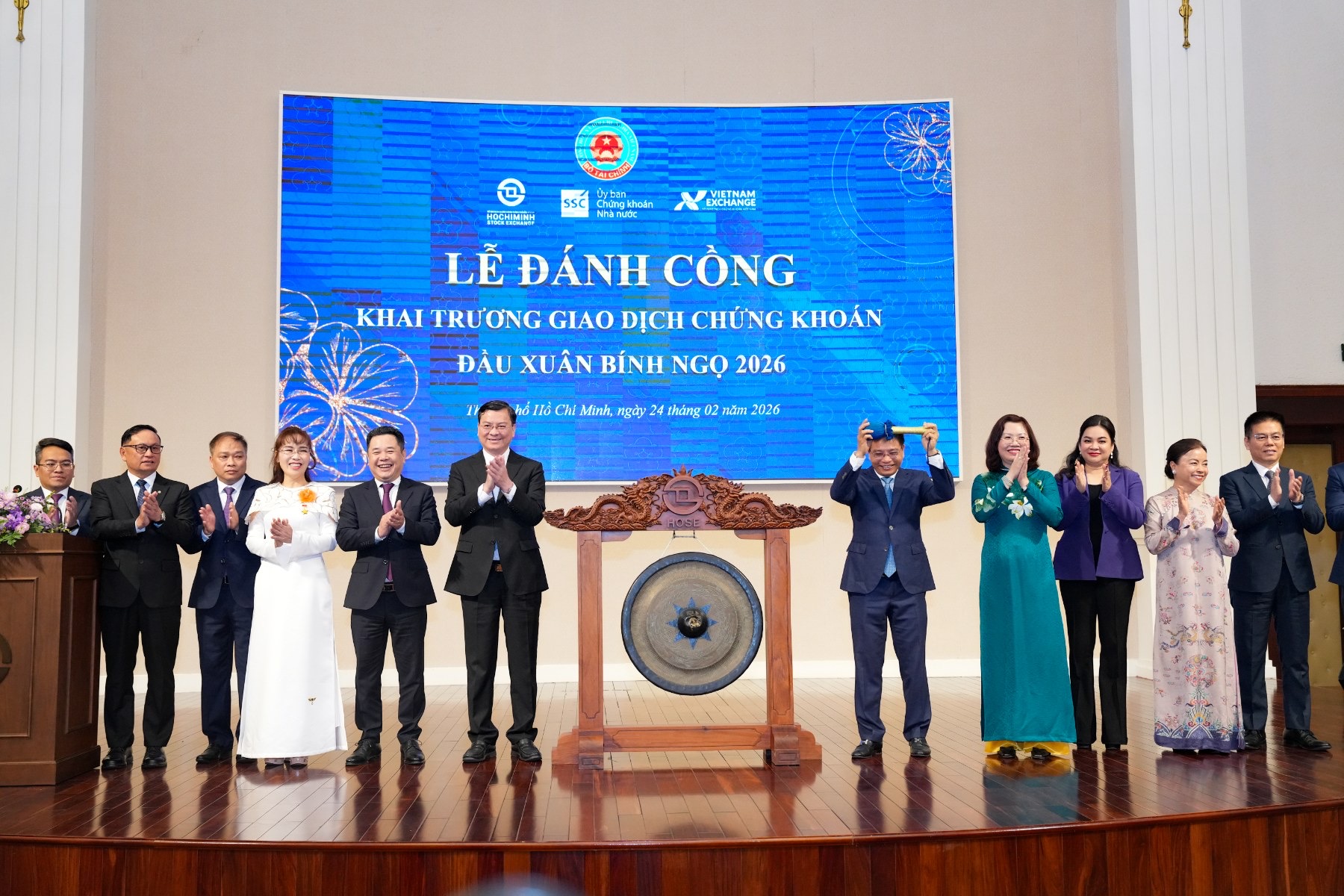 Lễ đánh cồng khai trương giao dịch chứng khoán xuân Bính Ngọ ngày 24/2 đã diễn ra trang trọng. Ảnh: HDBank.