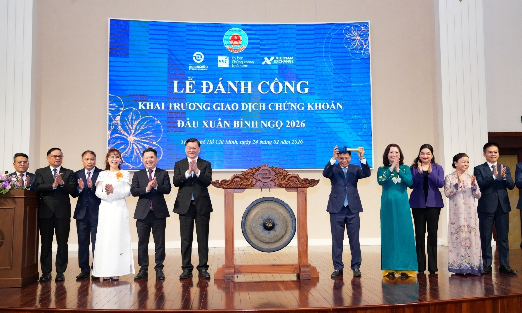 Lễ đánh cồng khai trương giao dịch chứng khoán xuân Bính Ngọ ngày 24/2 đã diễn ra trang trọng. Ảnh: HDBank.