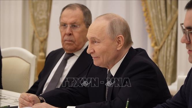 Tổng thống Nga V. Putin tại cuộc hội kiến với Đặc phái viên của Tổng Bí thư Tô Lâm, Ủy viên Bộ Chính trị, Bộ trưởng Ngoại giao Lê Hoài Trung. Ảnh: TTXVN