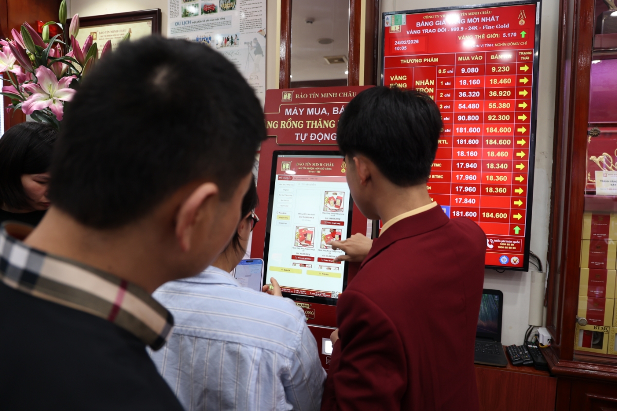 Máy bán vàng tự động được bố trí tại cửa hàng, hỗ trợ khách giao dịch nhanh trong giờ cao điểm.