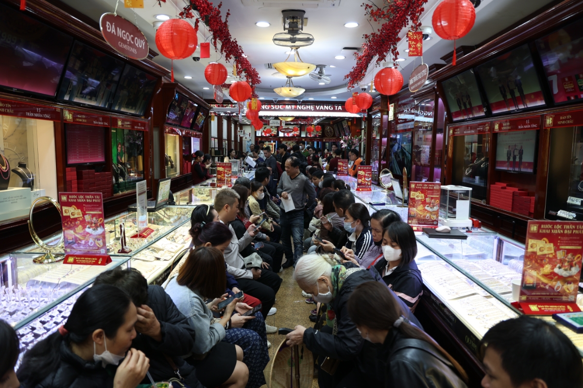 Đây được xem như “ngày hội vàng” lớn nhất năm tại Việt Nam, với sức mua tăng vọt và những hàng người chờ đợi tại các tiệm vàng ở Hà Nội và TP.HCM.