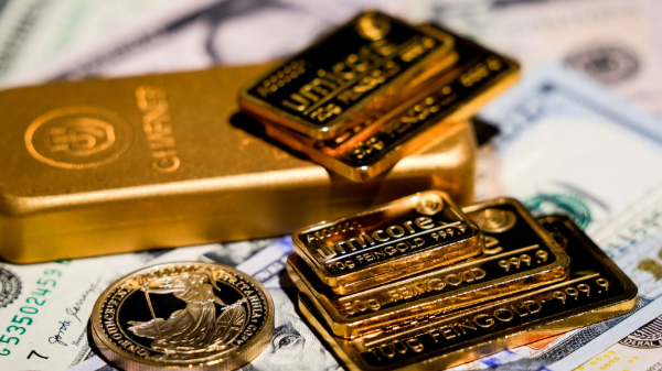 Vàng sụt giá do USD mạnh lên, SPDR Gold Trust mua thêm gần 8 tấn